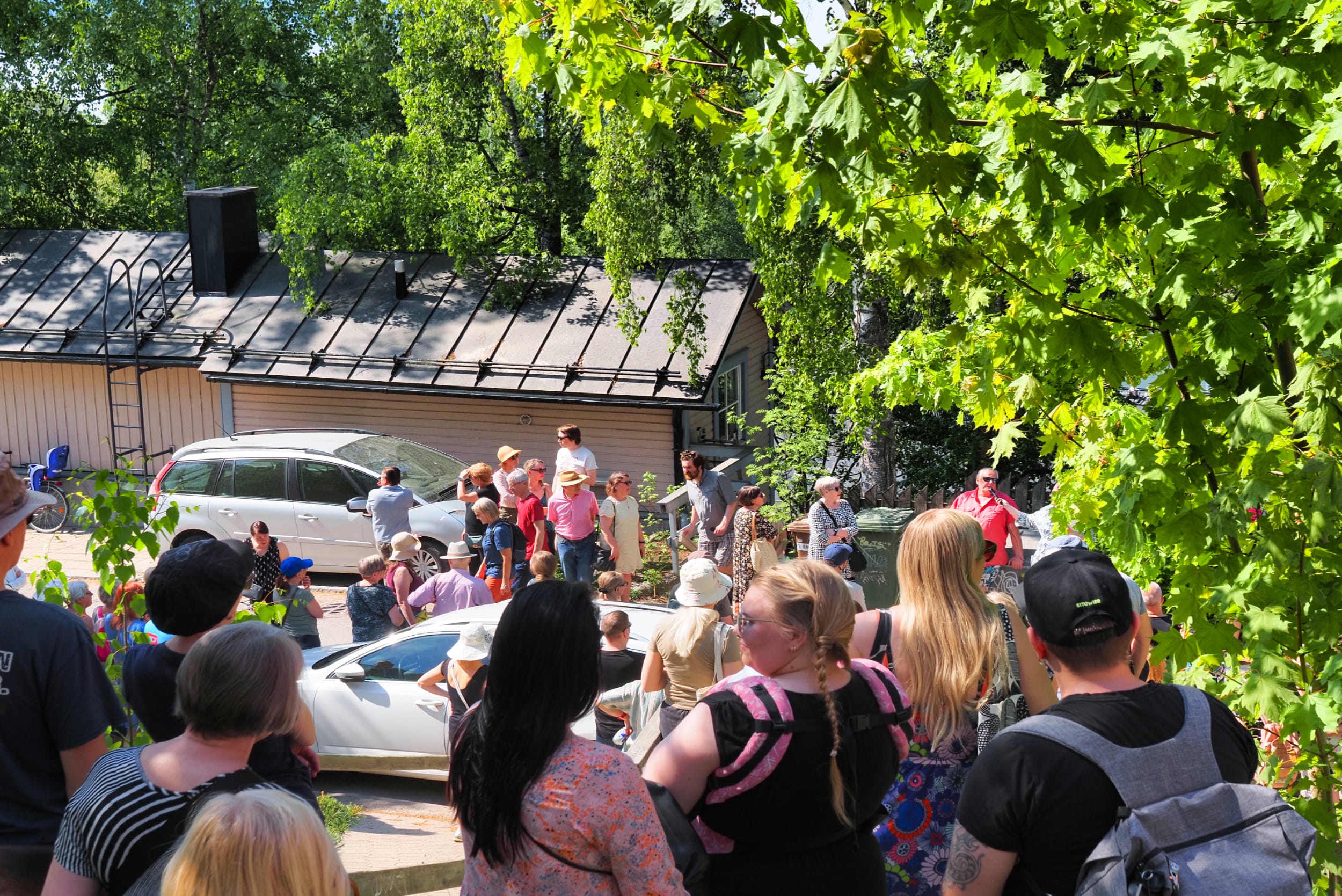 uusi koko. Opastus Pispalan karnevaaleilla 2024. Kuva Arto Jalon